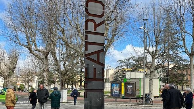 Rotta la base dell’obelisco Colpita da un mezzo di Alia Rotta la base dell’obelisco Colpita da un mezzo di Alia