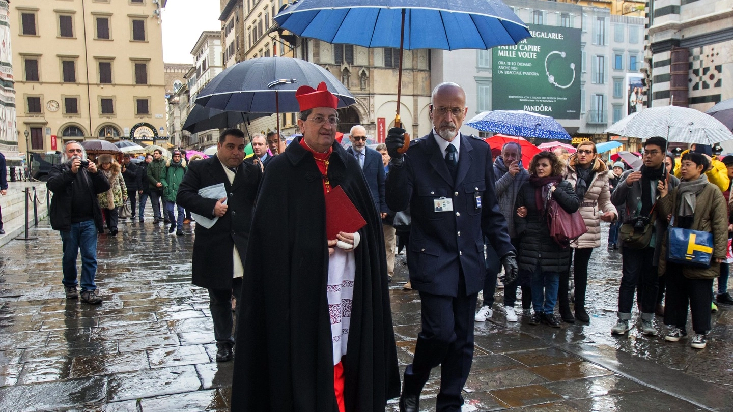 Il cardinale arcivescovo Giuseppe Betori benedice il presepe in piazza Duomo 