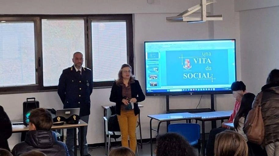 La Polizia di Stato ha tenuto una campagna educativa al Liceo Scientifico "Galileo Galilei" di Perugia per insegnare agli alunni come navigare in sicurezza nel web. Gli esperti hanno sottolineato l'importanza di preservare le proprie immagini private, informando sui rischi e le conseguenze penali della condivisione senza consenso.