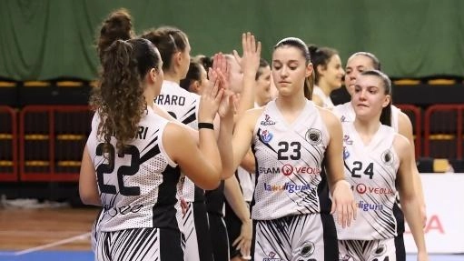 La capolista Derthona Basket vince di misura contro la Cestistica Spezzina, confermando la propria leadership nella A2 femminile di basket girone A. Le padrone di casa lottano ma devono arrendersi al forte avversario.
