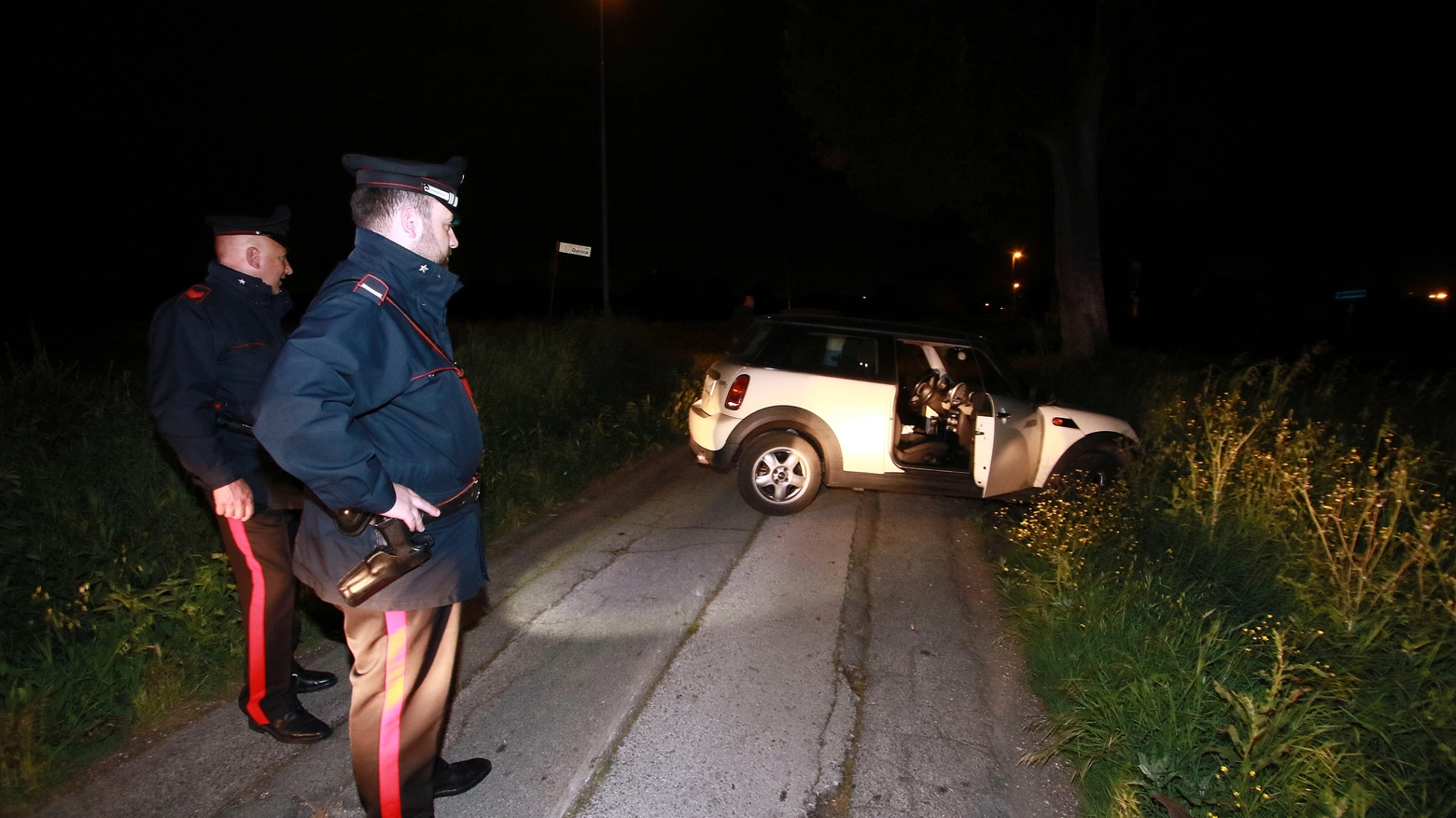 L'auto abbandonata dai ladri dopo un inseguimento a Fucecchio. Foto Gianni Nucci/Germogli