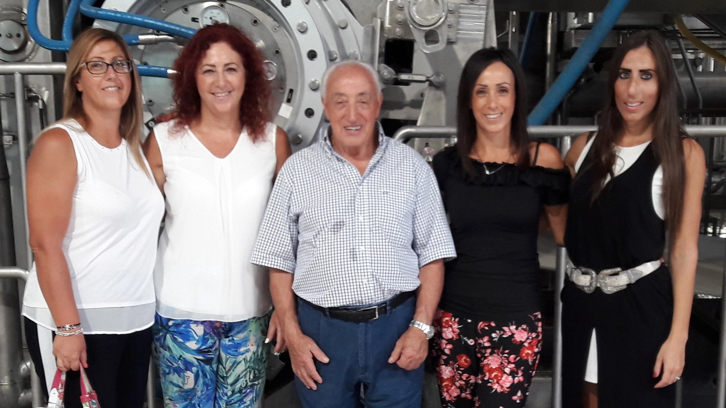 Luciano Cardinotti davanti ad una paper machine Recard circondato dalle familiari che lavorano in azienda
