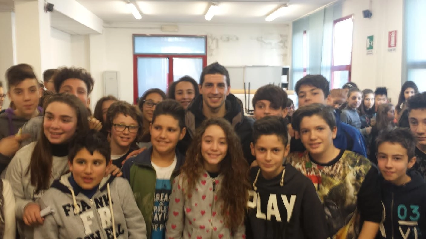 Manuel Pucciarelli con gli studenti della Salvemini