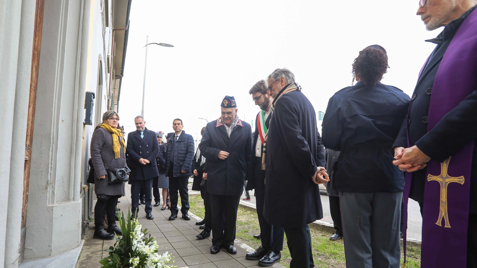 Una delegazione ha deposto dei fiori in ricordo degli agenti uccisi da Tuti (Germogli)