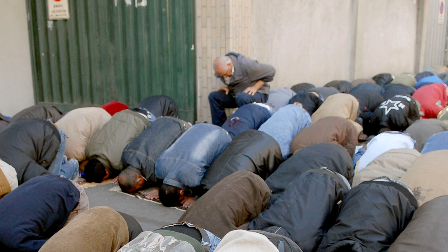 Un gruppo di fedeli islamici durante il loro culto