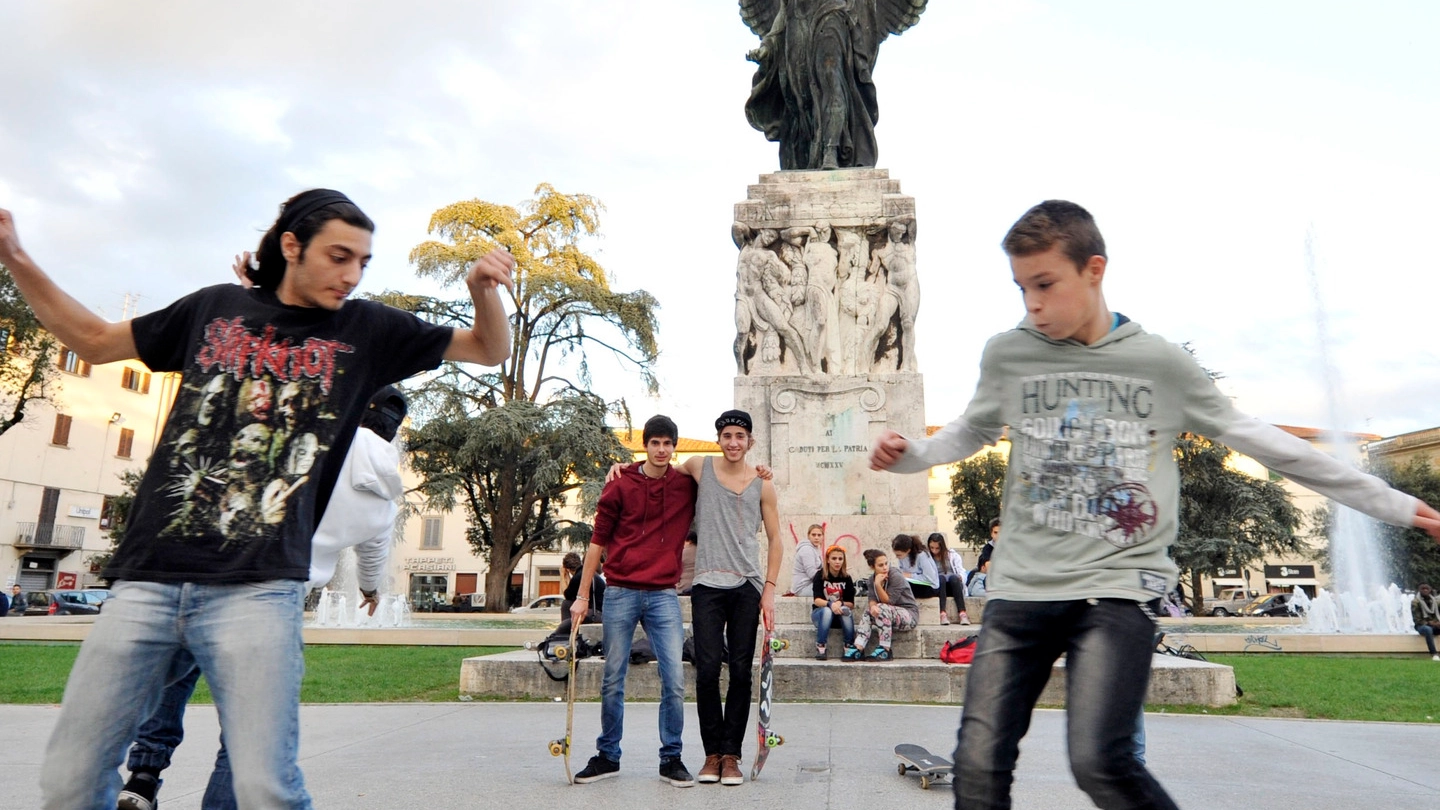 I giovani «skaters» empolesi in piazza della Vittoria (Germogli)