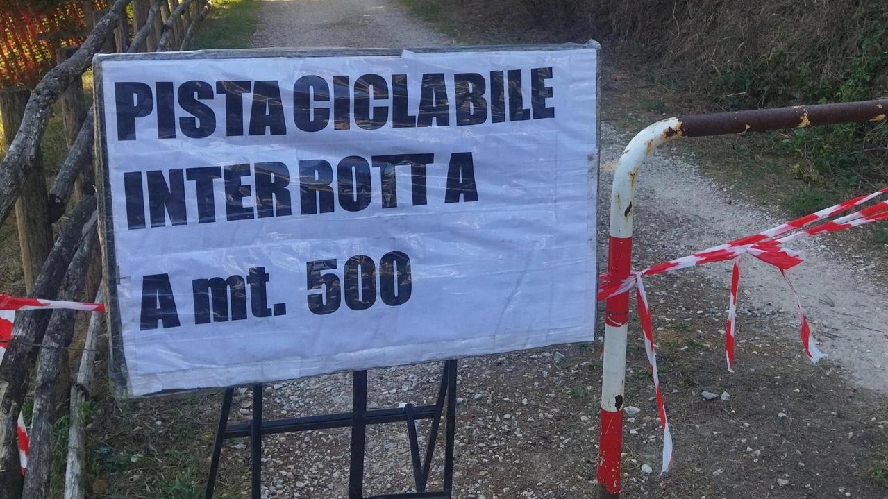 Frana sulla ciclabile, tanti disagi Rimpallo sui lavori tra Comune e Rfi Frana sulla ciclabile, tanti disagi Rimpallo sui lavori tra Comune e Rfi
