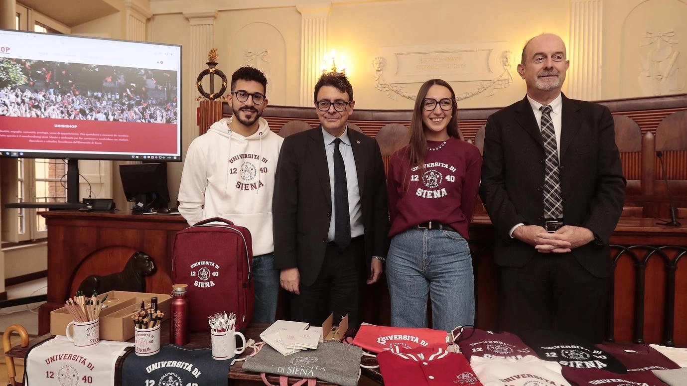 Presentata la nuova linea di merchandising con il logo ’Unisi’. Altro passo della campagna di comunicazione. Il rettore Di Pietra: "Il logo rafforza il senso di identità". L’imprenditore Busini: "Prodotti con materiali ’green’".