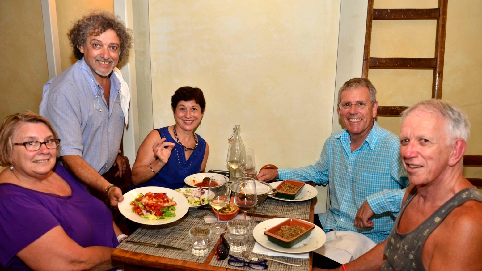 Checco Bugiani presenta la cucina toscana a tavola con un gruppo di clienti australiani (Quartieri)