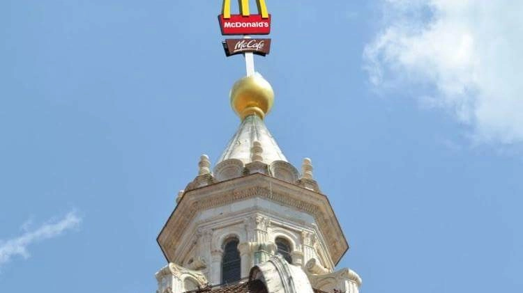 Uno dei fotomontaggi che circolano in Rete contro il McDonald's in piazza Duomo a Firenze