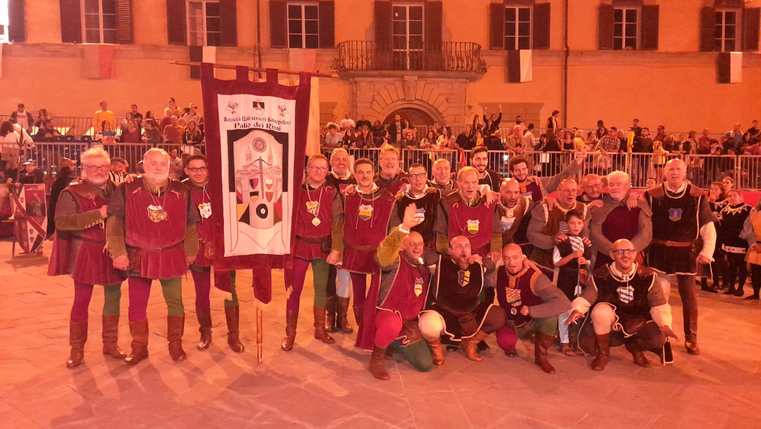 I balestrieri di Porta Romana in festa dopo la vittoria nel Palio dei Rioni