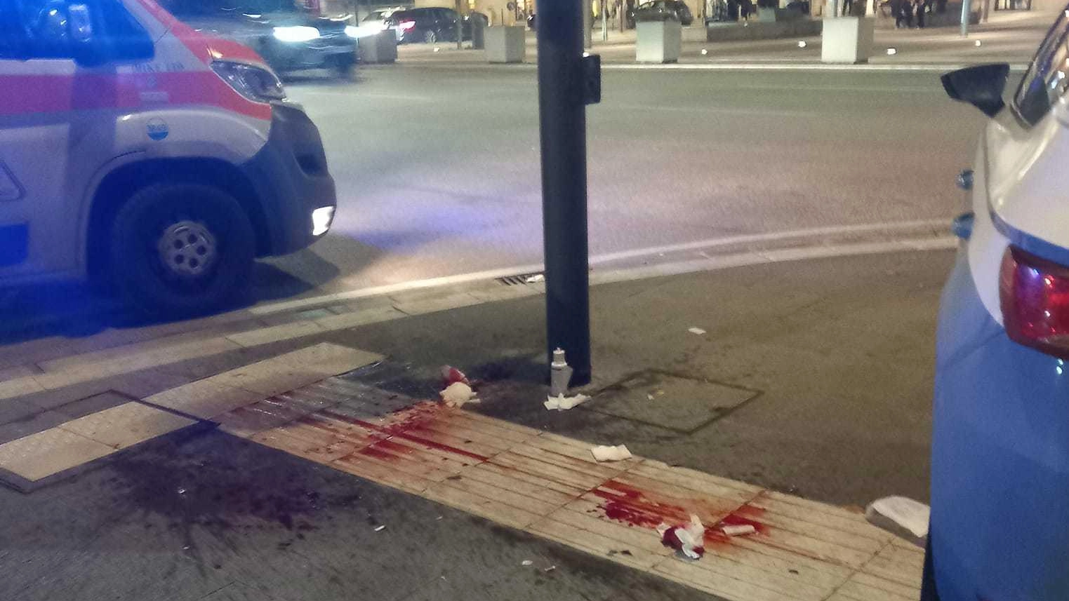 Sangue alla stazione dopo le offese: "Ferito da una ottantenne col coltello" Sangue alla stazione dopo le offese: "Ferito da una ottantenne col coltello"