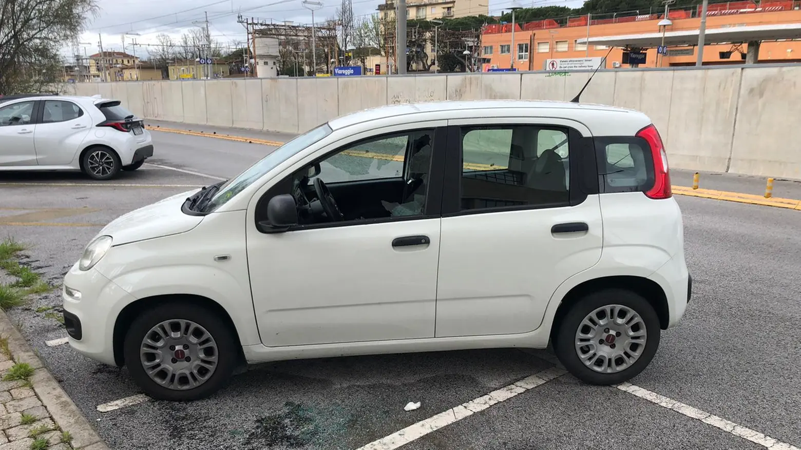 Raffica di spaccate alle auto in sosta, nel mirino anche i turisti Raffica di spaccate alle auto in sosta, nel mirino anche i turisti