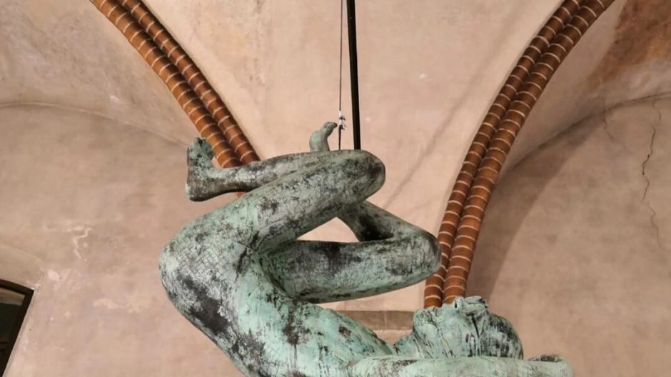 Due maxi sculture fluttuano nell'aria allo storico locale di via Cavour: "Una riflessione scolpita sulla precarietà della vita"