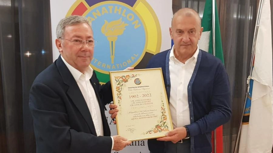Il presidente Pasquini premia Angelo Livi