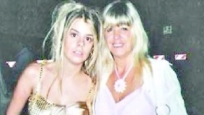 A destra, la madre con la figlia uccisa nel 2009