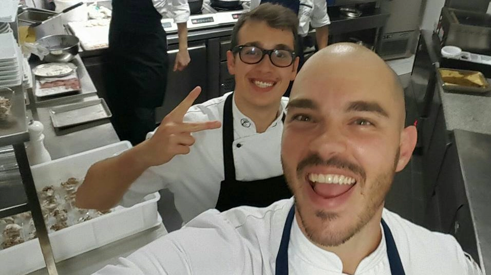 Si diverte mentre lavora e insegna agli studenti lo chef Francesco Triscornia (in primo piano) 