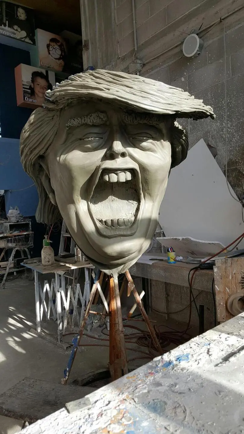 Viareggio, il Carnevale pensa alle elezioni americane: sfida Clinton-Trump sui carri