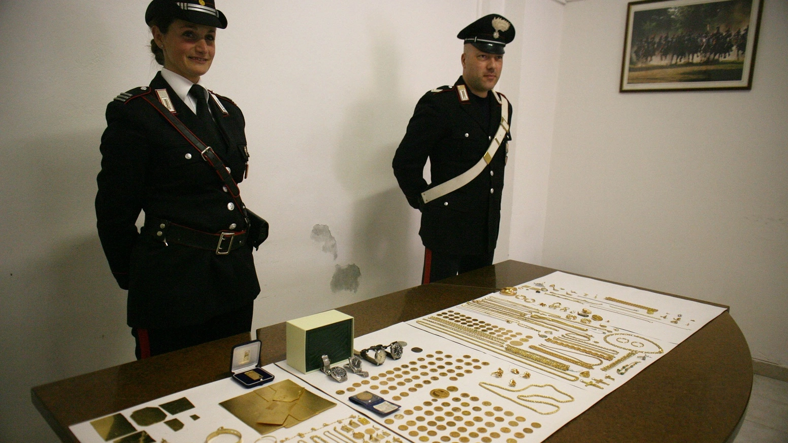 I carabinieri di Pontedera con l'oro recuperato e sequestrato