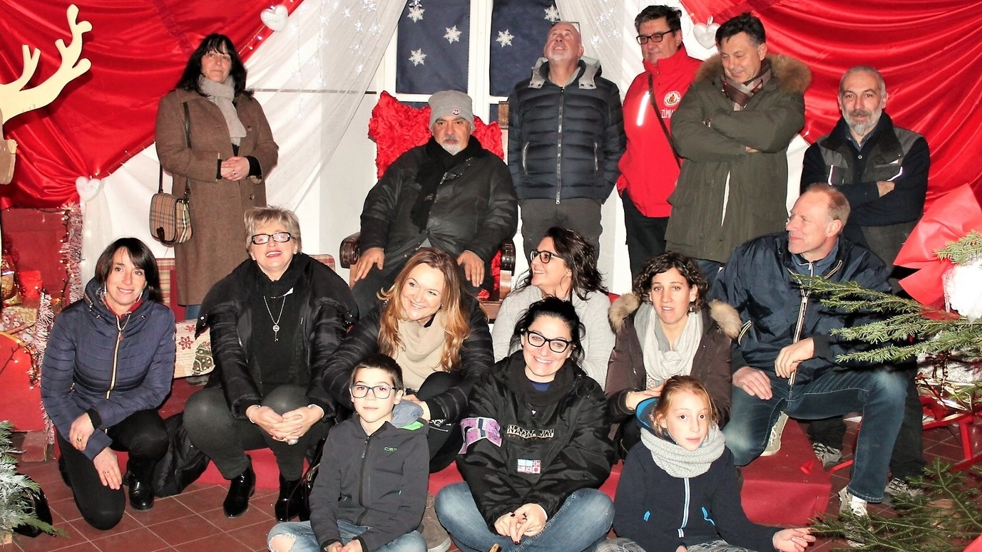  Gli organizzatori del «Villaggio di Babbo Natale»: l’inaugurazione in piazza Dodi a Pontremoli