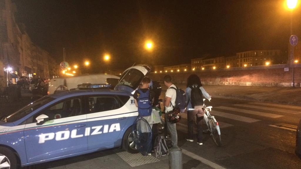 Polizia sulle sponde dell'Arno