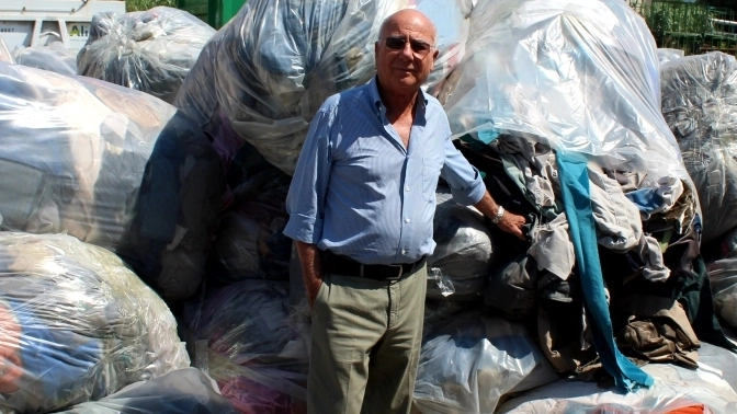 Ivo Vignali, titolare della Vignali spa mostra gli scarti tessili stoccati in azienda e destinati alla discarica