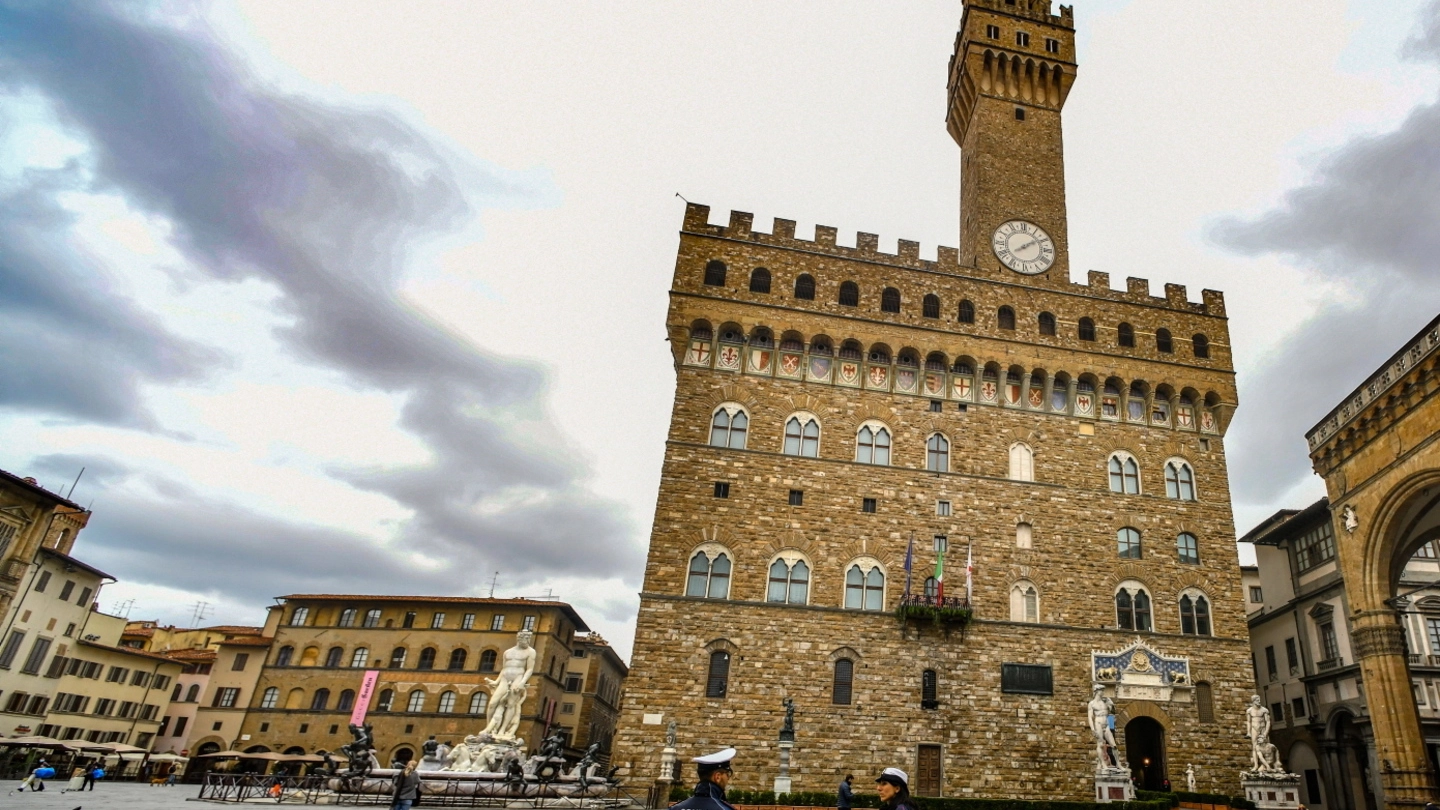 Piazza della Signoria, a Firenze, deserta dopo le restrizioni decise dal Governo