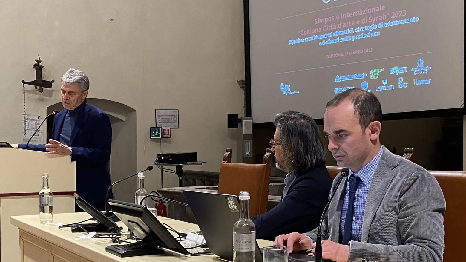 Chianina & Syrah: centinaia a tavola E’ già record di presenze agli eventi La sfilata a teatro tra cinquanta chef Chianina & Syrah: centinaia a tavola E’ già record di presenze agli eventi La sfilata a teatro tra cinquanta chef