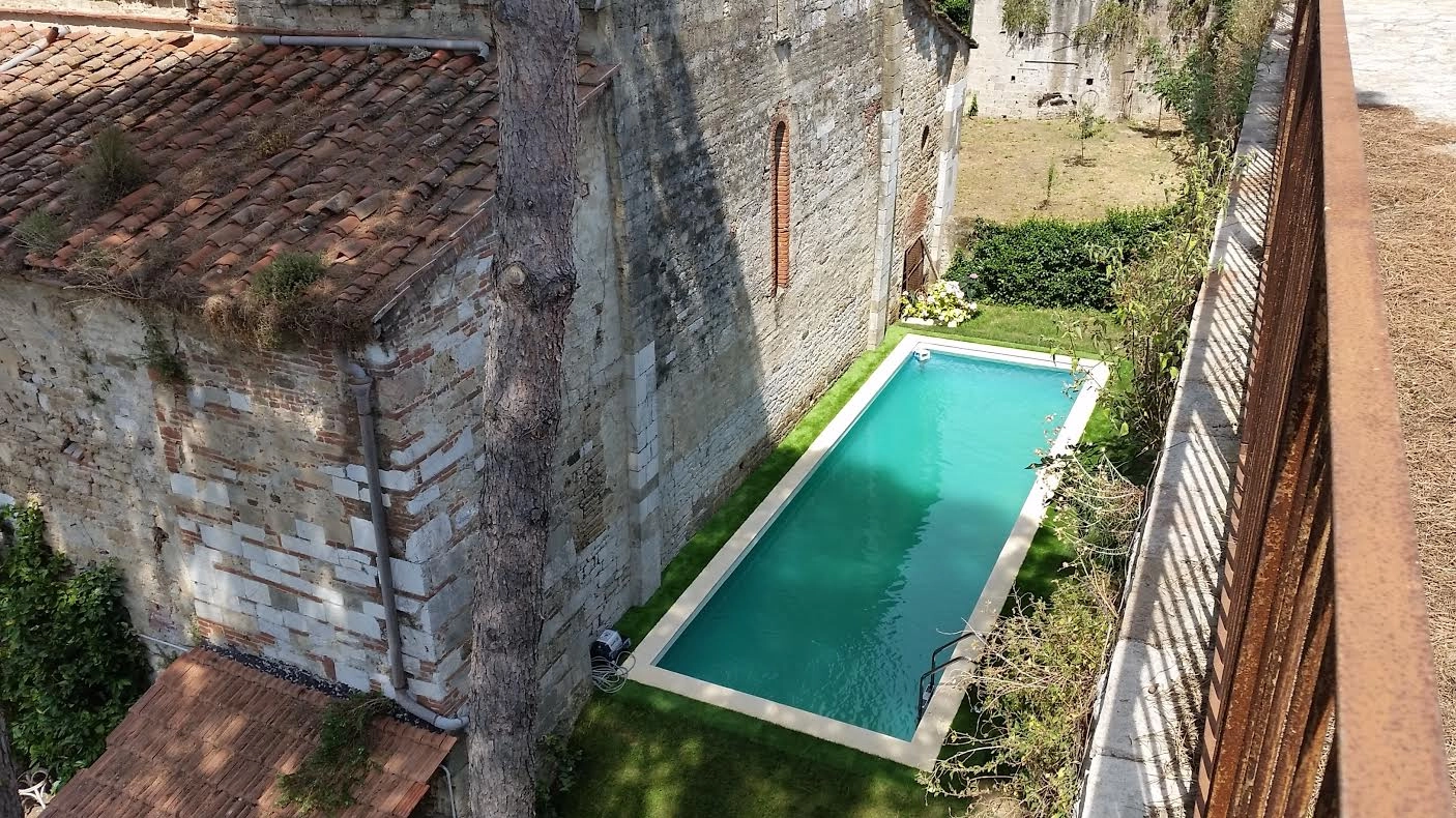 La piscina tra le mura e la chiesa di San Zeno