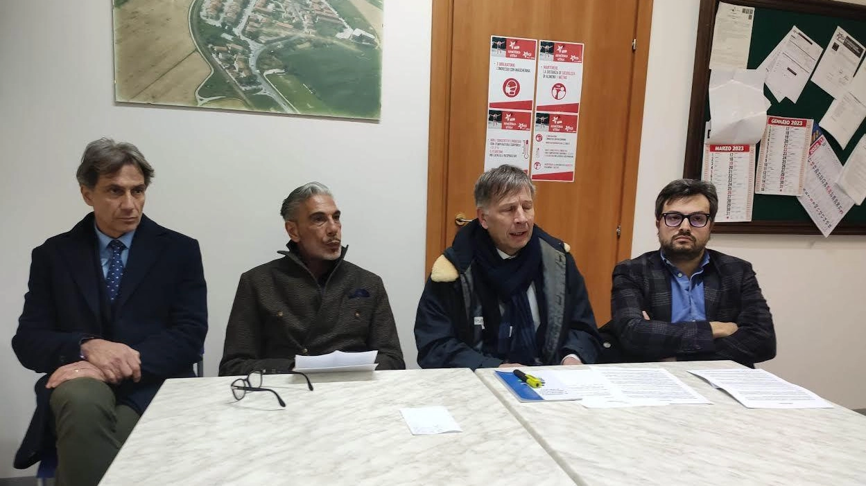 La giunta De Mossi a Isola d’Arbia. Passaggio a livello, l’addio vicino La giunta De Mossi a Isola d’Arbia. Passaggio a livello, l’addio vicino