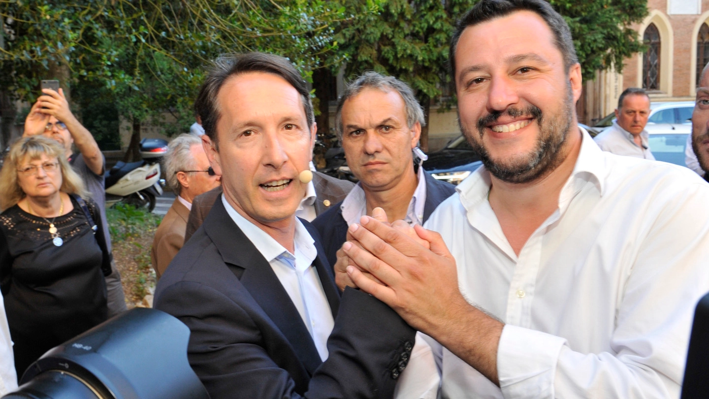 SUL PALCO  Paolo Del Debbio conduce l’incontro con Salvini, Toti e Santini 