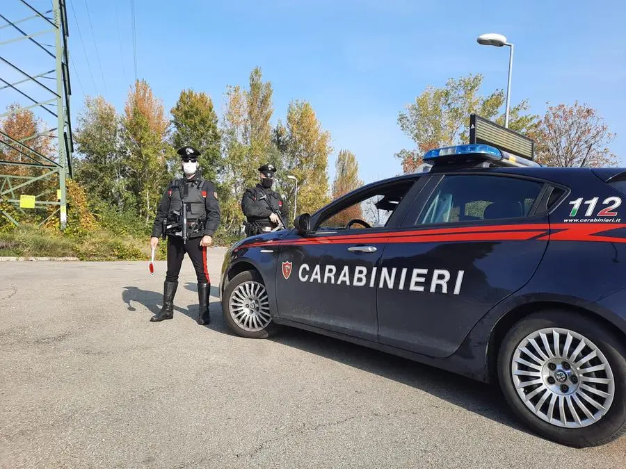 Sfondano la porta e rubano di notte in un panificio, riconosciuti grazie ai video