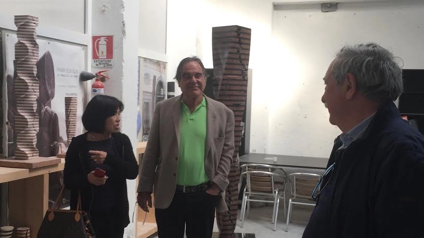 PREMIO OSCAR Oliver Stone (al centro) durante la visita a Pietrasanta