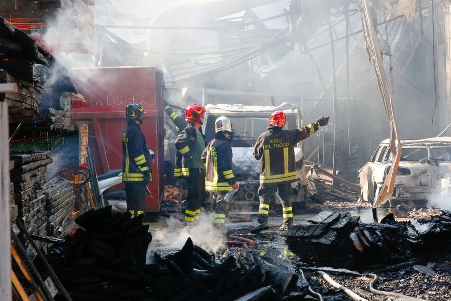 I vigili del fuoco sul luogo dell'incendio (foto Germogli)
