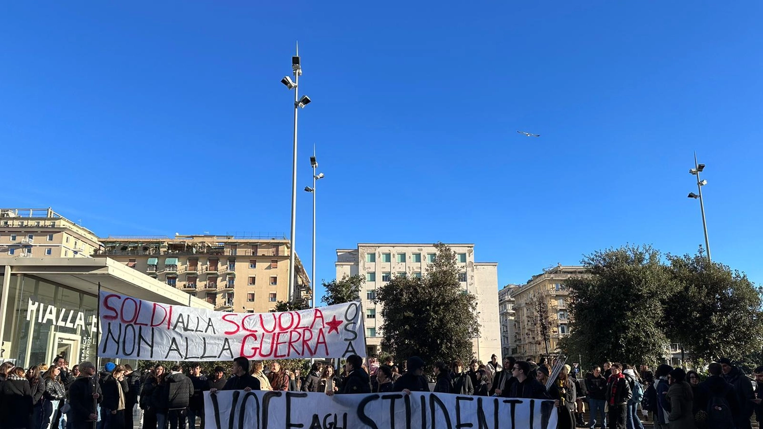Il presidio ieri mattina sotto il Municipio e la sede della Provincia. Dito puntato sui lavori che hanno portato a spostamenti di aule. "Basta con i tagli alla formazione, chiediamo chiarezza sul futuro".