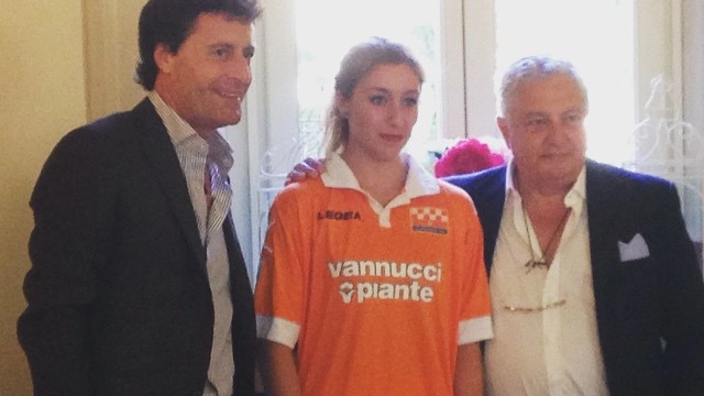 Vannivo Vannucci, la figlia Valentina con la nuova maglia della Pistoiese e Orazio Ferrari