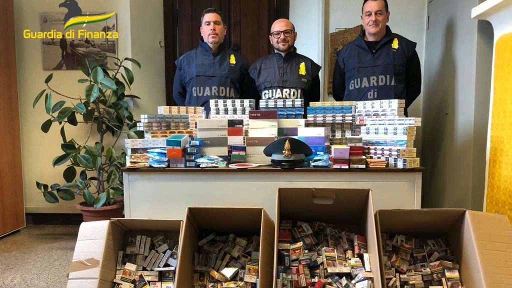 La Guardia di Finanza sequestra  migliaia di pacchetti di sigarette