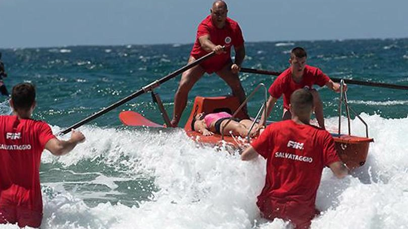 Turista rischia di annegare. Salvataggio fuori stagione Turista rischia di annegare. Salvataggio fuori stagione