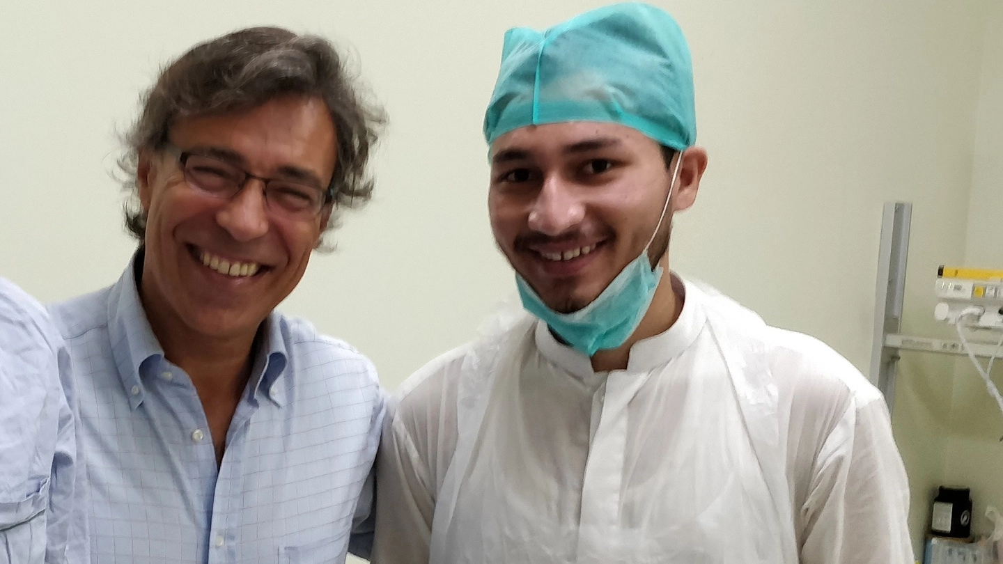 Paolo Muiesan, a sinistra, dopo un intervento in Pakistan