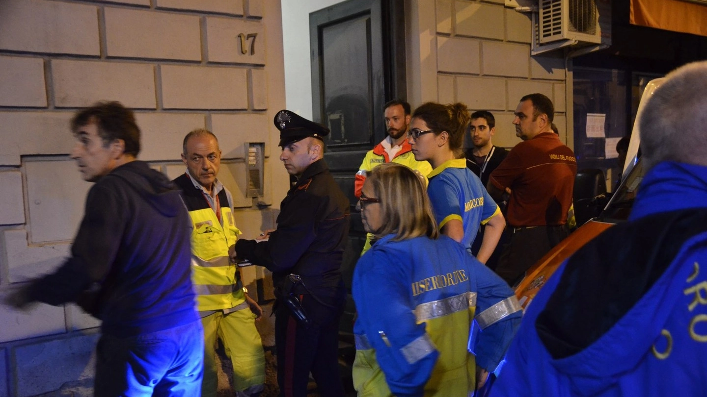 Forze dell'ordine e soccorritori intervenuti in via Cavour (Attalmi)