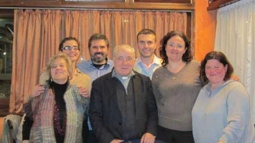 Monsignor Eugenio Binini al centro della foto con accanto Marilena Bogazzi e altri cattolici vegetariani