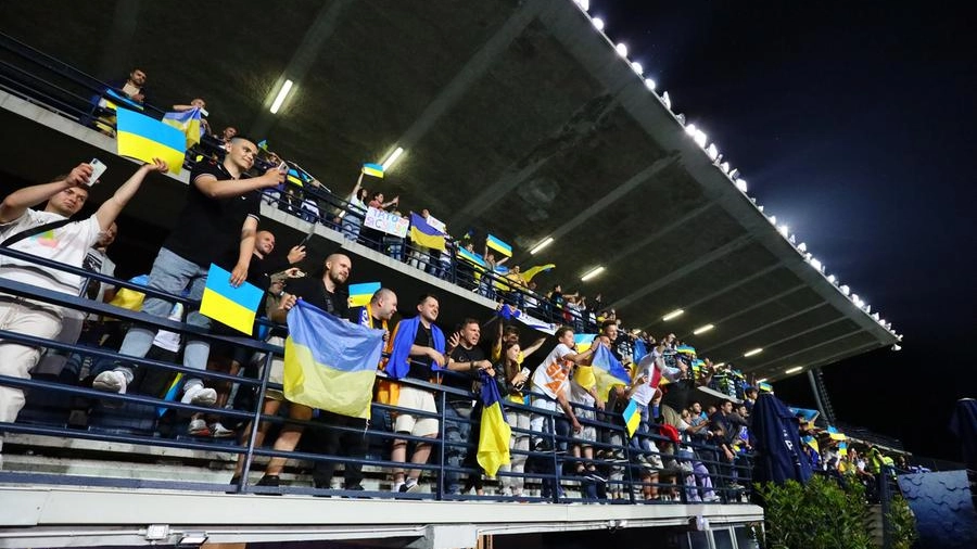 Tifosi dell'Ucraina sulle tribune del Castellani (Fotocronache Germogli)