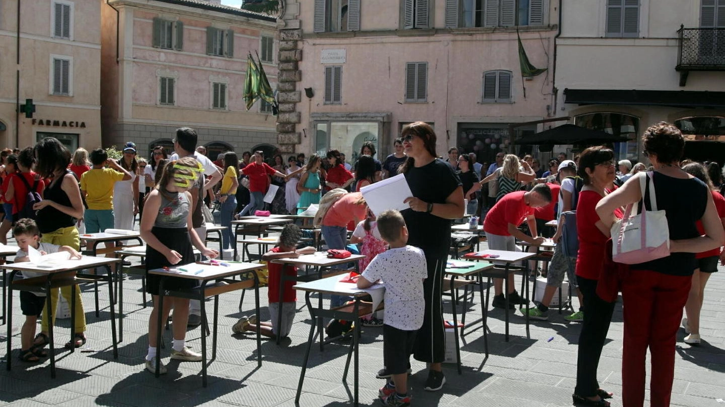 Bambini, genitori e prof hanno manifestato in piazza della Repubblica