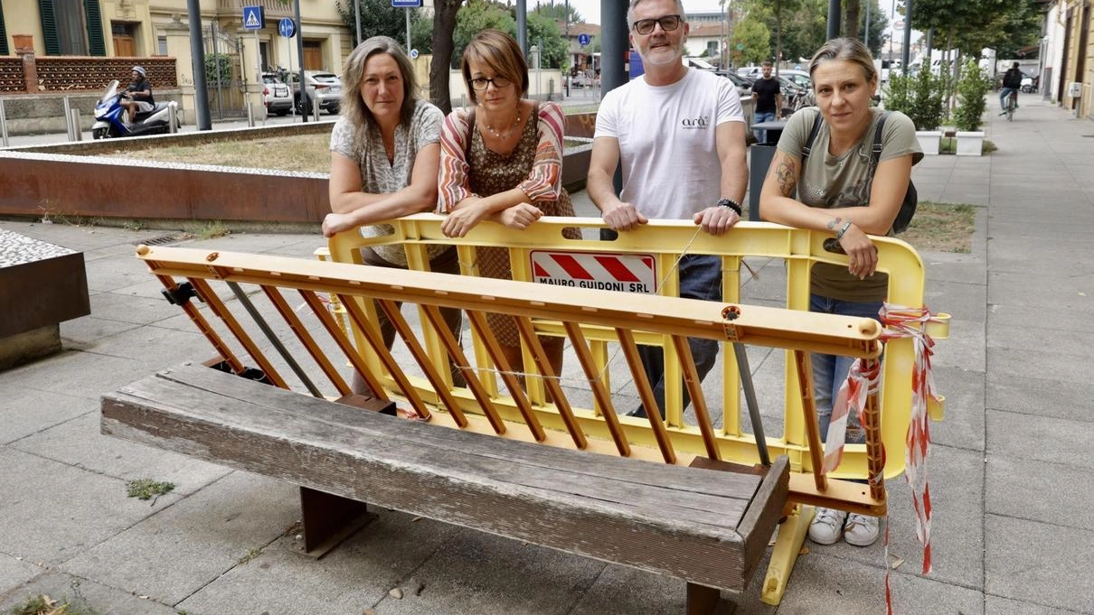 Sos da via Aretina. La piazza dimenticata fa arrabbiare il rione: "Impossibile da vivere" Sos da via Aretina. La piazza dimenticata fa arrabbiare il rione: "Impossibile da vivere"