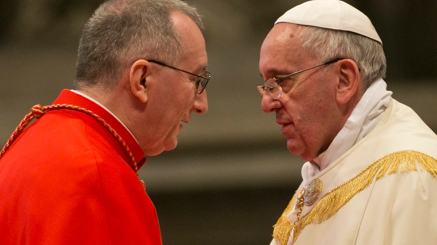  Il cardinale Pietro Parolin con Papa Francesco e, a destra, con Putin