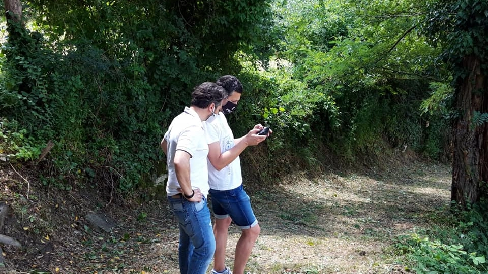 Turisti che consultano l'app Marradi Experience