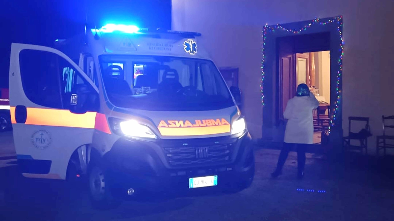 L'ambulanza davanti alla chiesa di Pergo (Foto Falsetti)