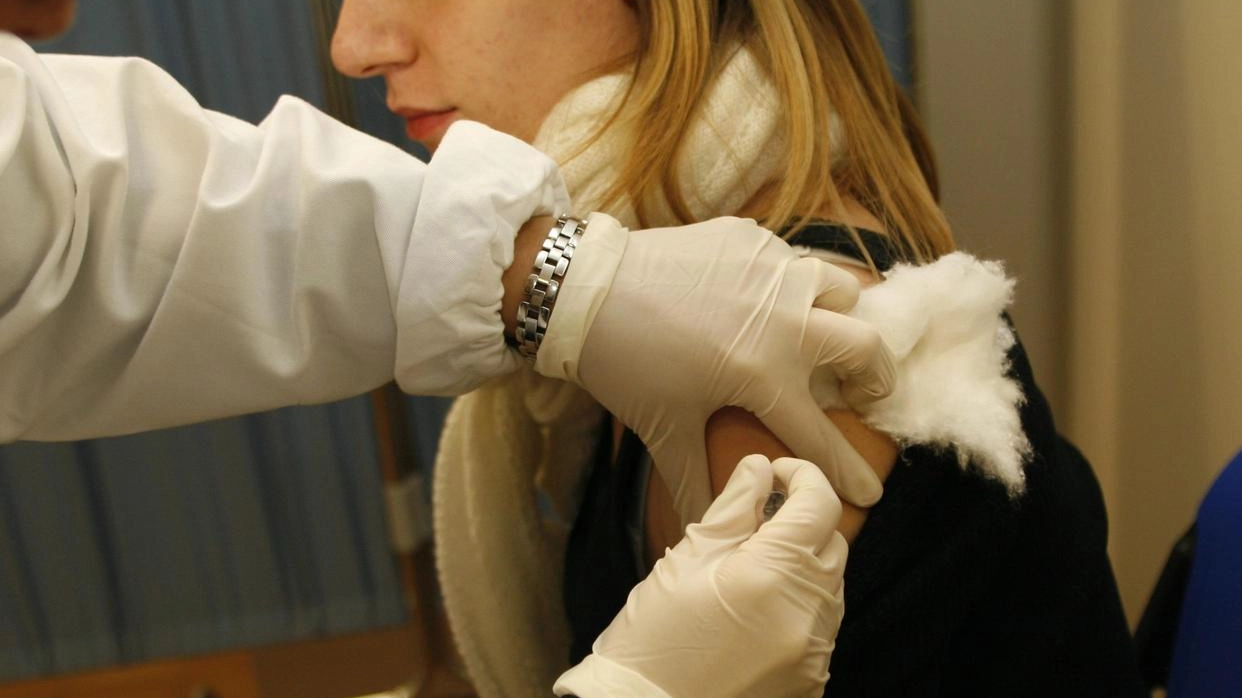 Covid e influenza, vaccinazioni al via per le persone fragili e over 80 Covid e influenza, vaccinazioni al via per le persone fragili e over 80