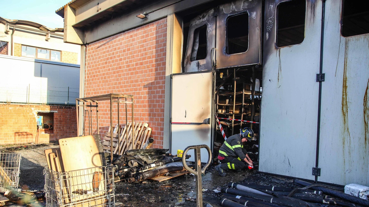 Fiamme, paura e tanti danni. Un incendio devasta una pelletteria Fiamme, paura e tanti danni. Un incendio devasta una pelletteria