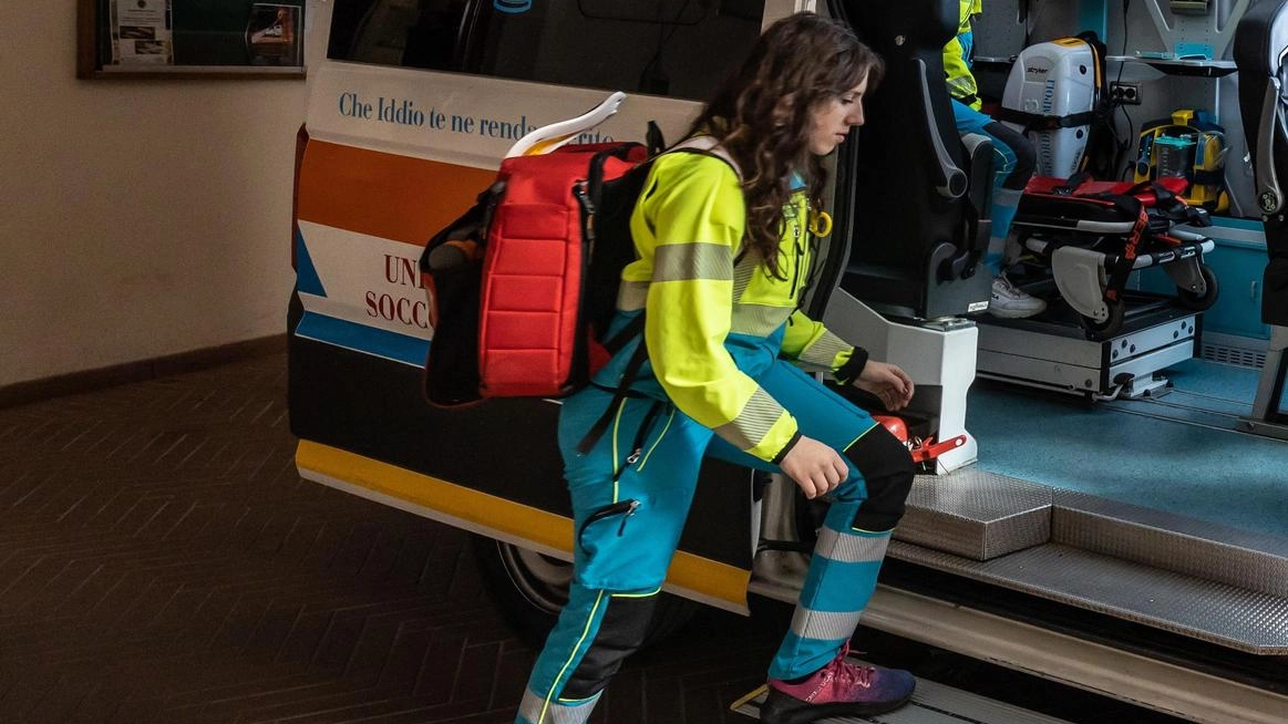 Cade mentre lava i vetri E’ salvo per miracolo Cade mentre lava i vetri E’ salvo per miracolo